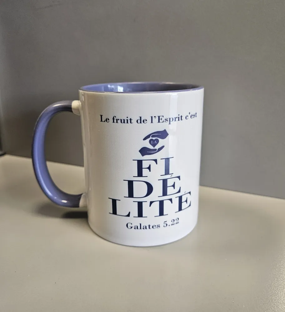 Mug bicolore blanc/violet, "La fidélité" Galates 5.22